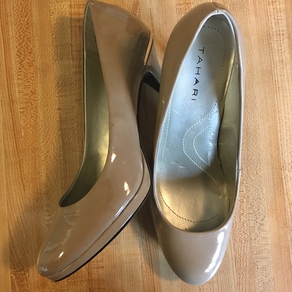 Tahari Shoes - Tan patent leather Tahari Pumps with Gold Detail